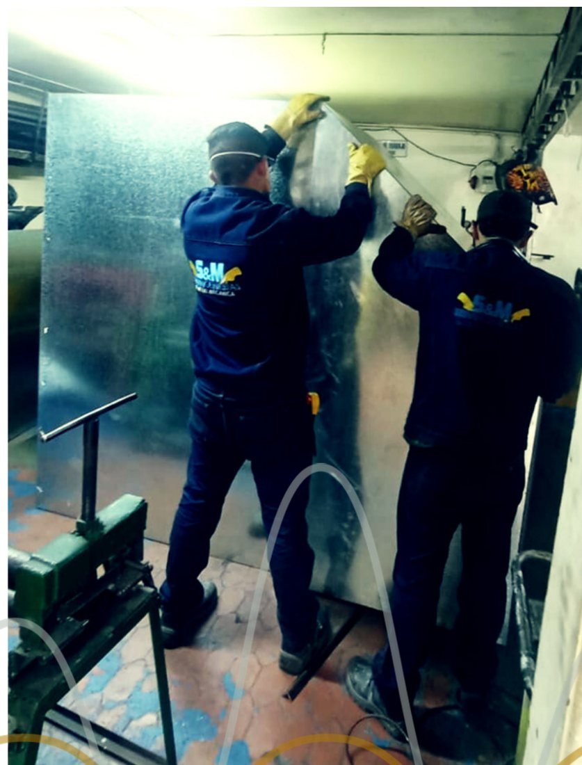 Equipo de Servingenierías instalando lámina de acero en obra